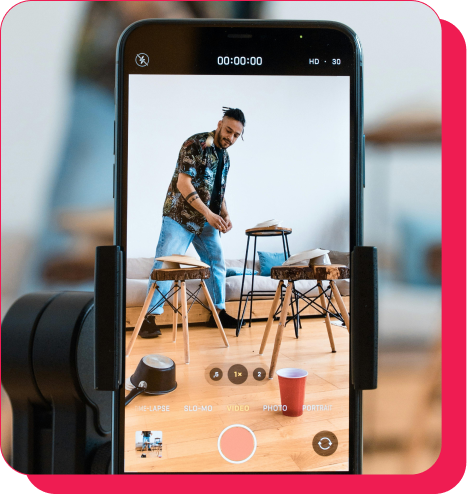 Celular com aplicativo do tiktok aberto